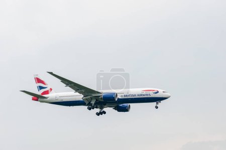 Foto de British Airways Airlines Boeing 777 G-YMMN landing in London Heathrow International Airport. - Imagen libre de derechos