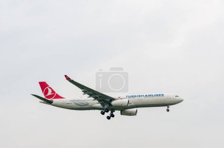 Téléchargez les photos : Atterrissage de l'Airbus A330 TC-JNJ de Turkish Airlines à l'aéroport international Heathrow de Londres. - en image libre de droit