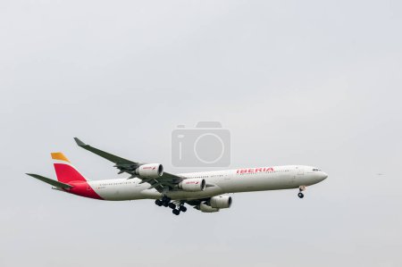 Téléchargez les photos : Atterrissage de l'Airbus A340 EC-KZI d'Iberia Airlines à l'aéroport international Heathrow de Londres. - en image libre de droit