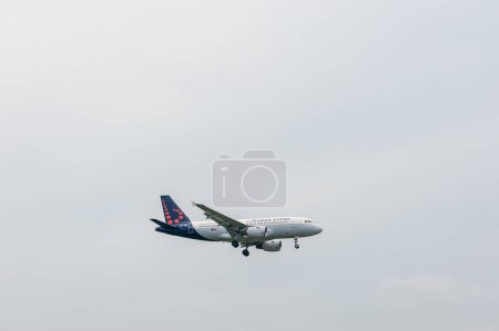 Téléchargez les photos : Airbus A319 OO-SSE de Brussels Airlines atterrissant à l'aéroport international Heathrow de Londres. - en image libre de droit