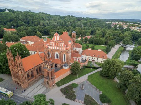 Téléchargez les photos : Vieille ville de Vilnius et église Sainte-Anne avec colline de trois croix en arrière-plan. Lituanie. - en image libre de droit