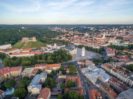Téléchargez les photos : Vilnius Old Town With Cathedral Square and Gediminas Castle in Background. Bell Tower, National Museum of Lithuania and The Old Arsenal in Foreground. - en image libre de droit