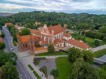 Téléchargez les photos : Vilnius Old Town and St. Anne Church with Hill of Three Crosses in Background. Lithuania. - en image libre de droit