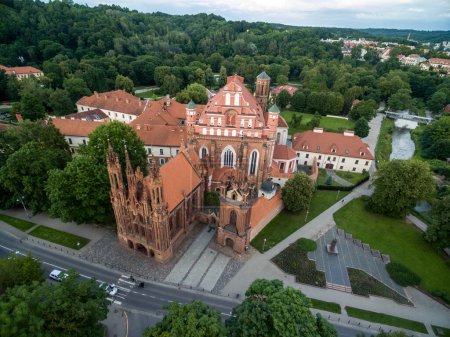 Foto de El casco antiguo de Vilna y la iglesia de Santa Ana con la colina de las tres cruces en el fondo. Lituania. - Imagen libre de derechos