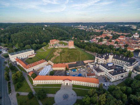 Vieille ville de Vilnius et rivière Neris, château de Gediminas et vieil arsenal, colline des trois croix, musée national de Lituanie, vieil arsenal et palais des grands-ducs de Lituanie en arrière-plan.