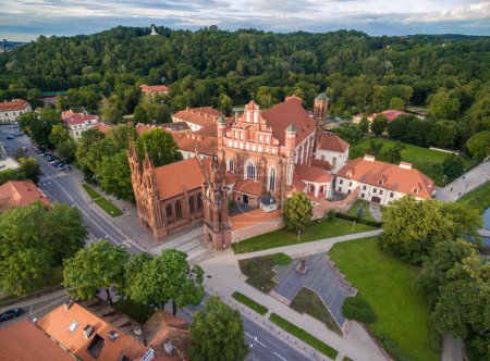 Téléchargez les photos : Vieille ville de Vilnius et église Sainte-Anne avec colline de trois croix en arrière-plan. Lituanie. Lumière du coucher du soleil - en image libre de droit