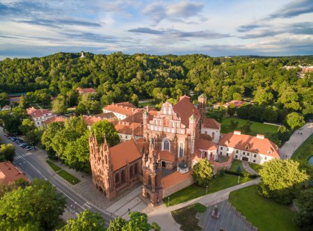 Téléchargez les photos : Vilnius Old Town and St. Anne Church with Hill of Three Crosses in Background. Lithuania. Sunset Time Light - en image libre de droit