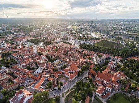 Foto de Vilnius Old Town, Lithuania. Cathedral Square, St. Anne Church and Gediminas Castle in Background. - Imagen libre de derechos