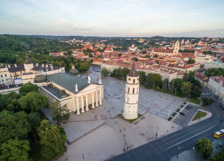 Téléchargez les photos : Cathedral Square in Vilnius Old Town. Palace of the Grand Dukes of Lithuania. Sunset Time Sky. - en image libre de droit