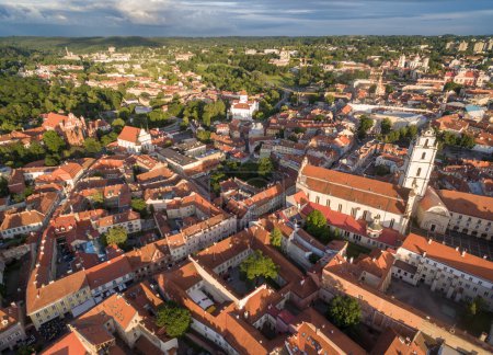 Téléchargez les photos : Vilnius Old Town with St. Anne Church and St. Johns Church Bell Tower with Uzupis Republic in Background. - en image libre de droit