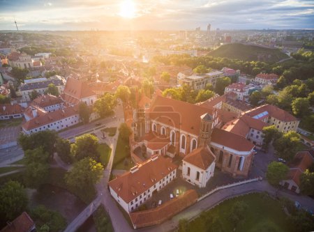 Téléchargez les photos : Vilnius Old Town and St. Anne Church. One of the famous Church in Lithuania. Sunset. - en image libre de droit