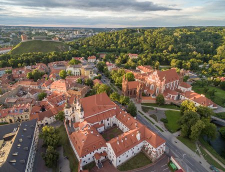Foto de Vilnius Old Town with St. Anne's Church and Gediminas Castle In Background. Church Heritage Museum and Church of Francis of Assisi Bernardine Parish - Imagen libre de derechos