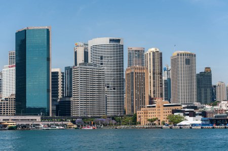 Téléchargez les photos : Sydney Business Architecture. Port avec ferry. Les Rocks. Australie - en image libre de droit