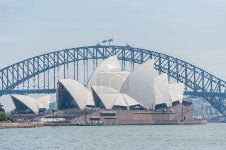 Foto de Sydney Opera House and Harbour Bridge in background. Australia - Imagen libre de derechos