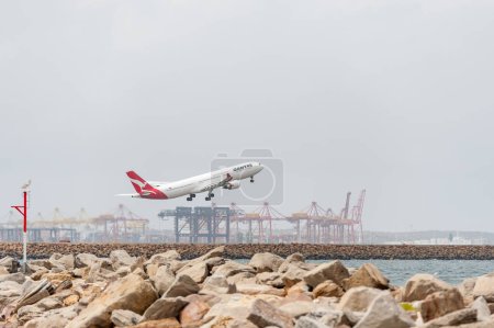 Téléchargez les photos : SYDNEY, AUSTRALIA - NOVEMBER 11, 2014: Sydnay International Airport With Take Off Airplane. Qantas, Airbus A330-303, VH-QPC - en image libre de droit