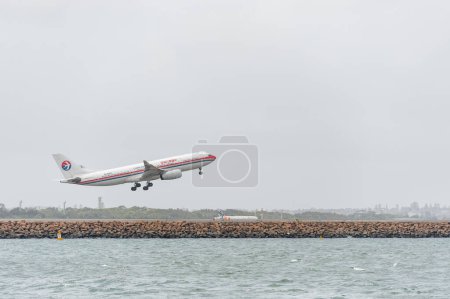 Foto de SYDNEY, AUSTRALIA - NOVEMBER 11, 2014: Sydnay International Airport With Take Off Airplane. Aircraft B-6122, Airbus A330-243, China Eastern Airlines - Imagen libre de derechos