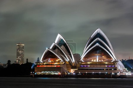 Téléchargez les photos : Sydney City at Night with Beautiful Downtown Skyline and Lights Reflections on Water. Opera House. Australia. - en image libre de droit