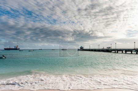 Téléchargez les photos : Miami Beach Landscape with Ocean Water and Boats. Barbados, Caribbean Island. - en image libre de droit