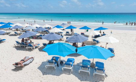 Téléchargez les photos : Beach in Barbados and Caribbean Sea. Full of People - en image libre de droit