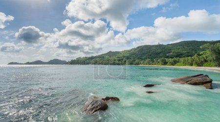 Foto de Beach in Seychelles. Sandy Beach and Ocean Waves - Imagen libre de derechos
