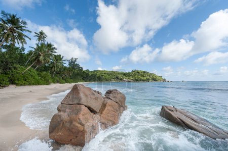 Téléchargez les photos : Beach in Seychelles. Sandy Beach and Ocean Waves - en image libre de droit