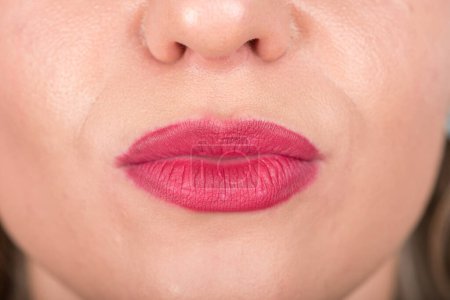 Téléchargez les photos : Femme visage et baiser Symbole avec lèvres. Studio Photo Shoot. Utilisez rouge à lèvres rouge vif. - en image libre de droit