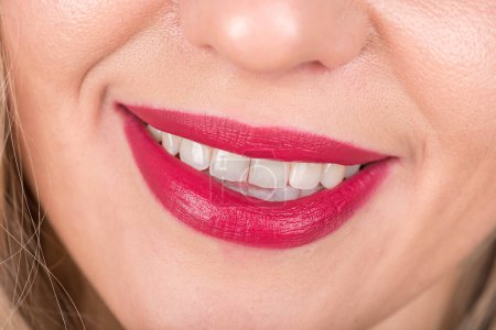 Téléchargez les photos : Bouche ouverte et sourire femme avec lèvres rouges et dents blanches. - en image libre de droit