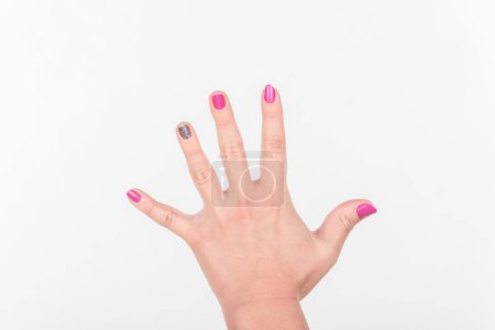 Téléchargez les photos : Main de femme avec les doigts polonais écartés sur fond blanc. - en image libre de droit