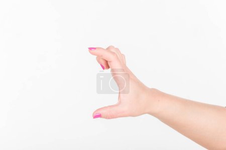 Foto de Mano de mujer con dedos polacos sobre fondo blanco. Espectáculos y espacio vacío para gran pieza de artículo. - Imagen libre de derechos
