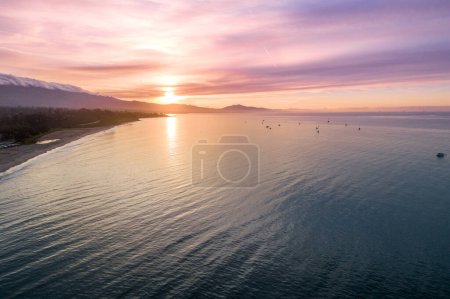 Téléchargez les photos : Lever de soleil à Santa Barbara, Californie. Océan et beau ciel en arrière-plan. - en image libre de droit