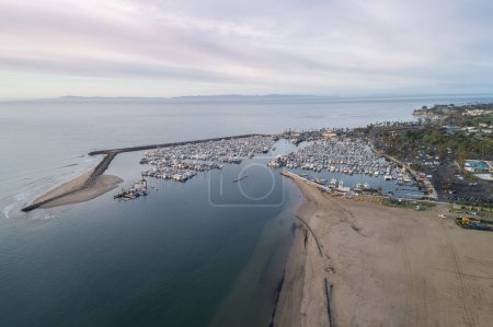 Téléchargez les photos : Santa Barbara Harbor and Point Castillo in Background. - en image libre de droit