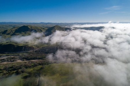 Téléchargez les photos : Landscape and Nature above the cloud in the California. Mountain in Background. - en image libre de droit