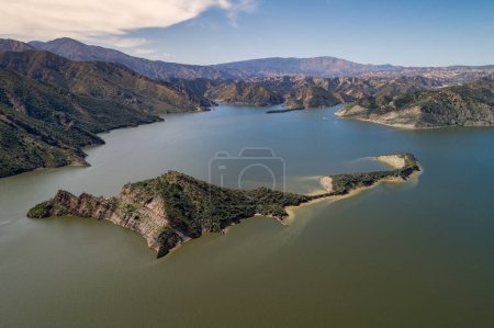 Téléchargez les photos : Pyramid Lake en Californie. C'est un réservoir formé par le barrage Pyramid sur Piru Creek dans l'est des monts San Emigdio, près de Castaic, Californie du Sud, dans la forêt nationale de Los Padres - en image libre de droit