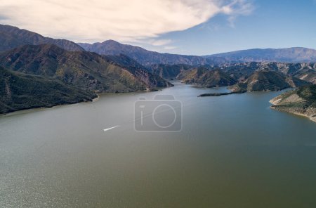 Foto de Lago Pirámide en California. Es un embalse formado por la presa de la pirámide en el arroyo Piru en las montañas orientales de San Emigdio, cerca de Castaic, California meridional, en el bosque nacional de Los Padres - Imagen libre de derechos