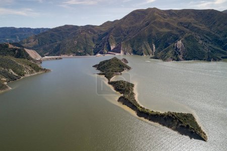 Foto de Pyramid Lake in California. It is a reservoir formed by Pyramid Dam on Piru Creek in the eastern San Emigdio Mountains, near Castaic, Southern California, in Los Padres National Forest - Imagen libre de derechos