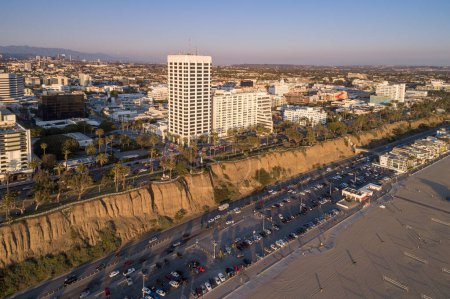 Téléchargez les photos : Coucher de soleil à Santa Monica, Los Angeles, Californie. Situé sur la baie de Santa Monica - en image libre de droit
