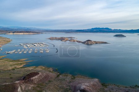 Foto de Lake Mead in Nevada. Big Boulder and Littler Boulder Islands, Rock Island in Background. Colorado River in Background. - Imagen libre de derechos