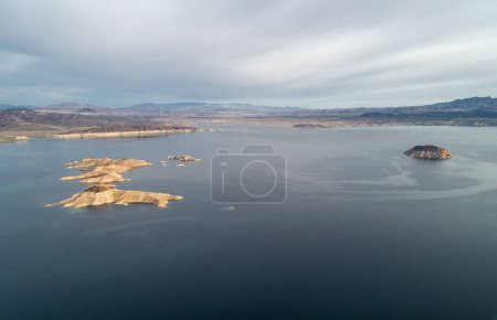 Foto de Lago Mead en Nevada. Big Boulder and Littler Boulder Islands, Rock Island in Background (en inglés). Río Colorado en segundo plano. - Imagen libre de derechos