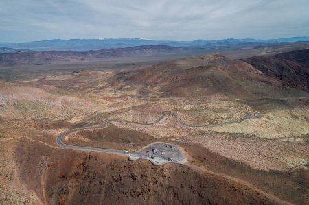 Téléchargez les photos : Dante's View Point in Death Valley With Road and Parking Area. Mountains in Background - en image libre de droit