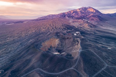 Foto de Sunrise in Ubehebe Crater. Death Valley, California. Beautiful Morning Colors and Colourful Landscape in Background. Sightseeing Place. Drone Viewpoint. - Imagen libre de derechos
