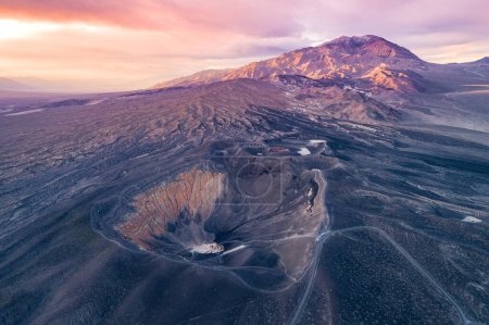 Foto de Sunrise in Ubehebe Crater. Death Valley, California. Beautiful Morning Colors and Colourful Landscape in Background. Sightseeing Place. Drone Viewpoint. - Imagen libre de derechos
