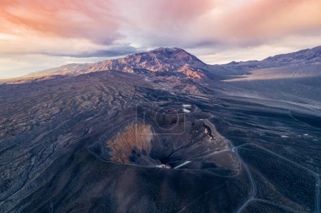 Téléchargez les photos : Lever de soleil dans le cratère Ubehebe. Death Valley, Californie. Belles couleurs du matin et paysage coloré en arrière-plan. Lieu de visite. Point de vue du drone. - en image libre de droit