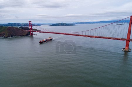 Téléchargez les photos : Golden Gate Bridge à San Francisco, Californie. Navire porte-conteneurs en arrière-plan - en image libre de droit