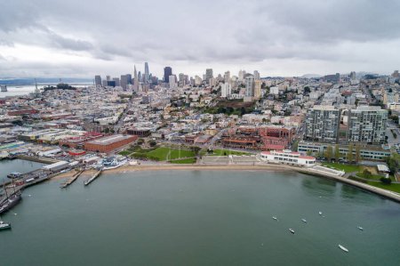 Foto de Aquatic Park Pier , Cove and Municipal Pier in San Francisco. Maritime National Historic Park in Background. Cityscape of San Francisco. California. - Imagen libre de derechos