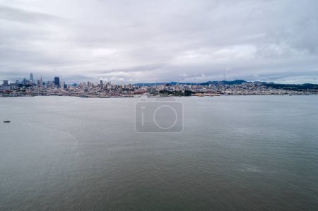 Foto de San Francisco cityscape. Ocean Water, Pier and Cloudy Sky in Background. - Imagen libre de derechos