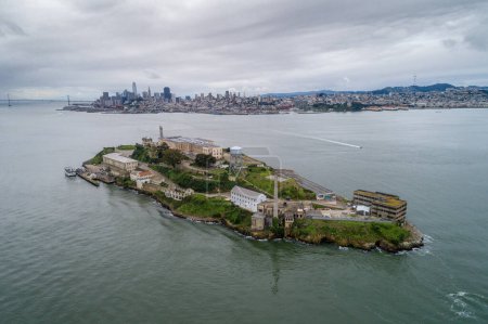 Téléchargez les photos : Aerial view of Alcatraz island in the San Francisco Bay. USA. The most famous Alcatraz Prison, Jail. Sightseeing Place. San Francisco Cityscape in Background. - en image libre de droit