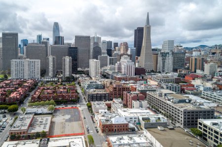 Foto de San Francisco Cityscape. Business District with Skyscraper in Background. Financial District. California. Drone Point of View. - Imagen libre de derechos