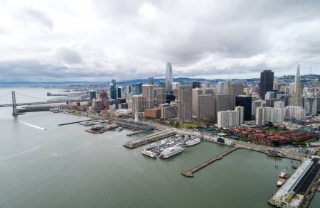 Téléchargez les photos : Embarcadero in San Francisco. Pier and Eastern Waterfront and Roadway of the Port of San Francisco, San Francisco, California. USA - en image libre de droit