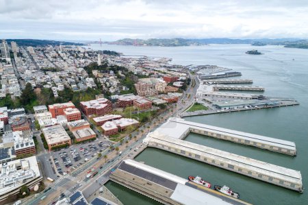 Téléchargez les photos : Embarcadère à San Francisco. Quai et front de mer est et route du port de San Francisco, San Francisco, Californie. États-Unis - en image libre de droit