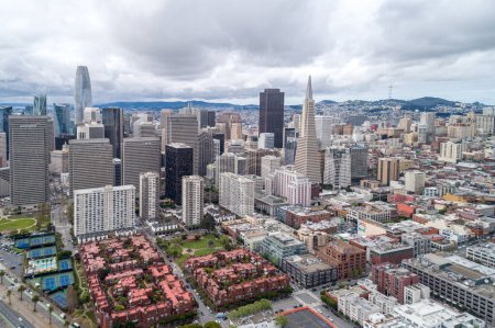 Foto de San Francisco Cityscape. Business District with Skyscraper in Background. Financial District. California. Drone Point of View. - Imagen libre de derechos